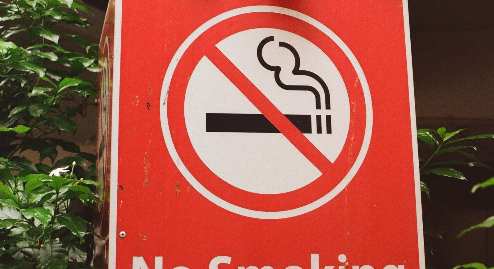 a sign with a circle and cross through an icon of a cigarette.